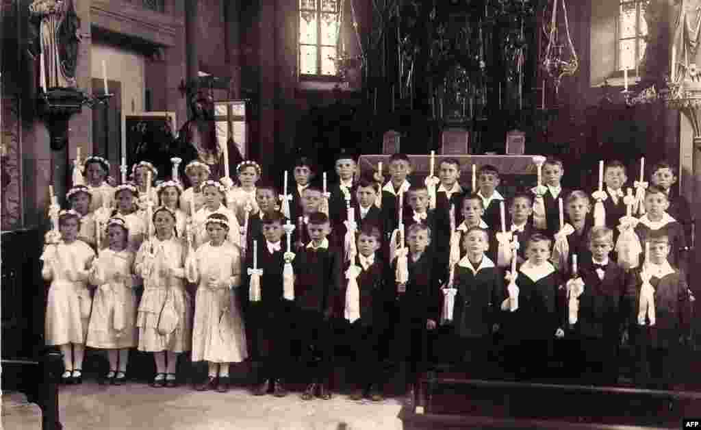 Joseph Ratzinger (1st row, 6th from left), then 8 years old, poses with other children during their first holy communion in Aschau am Inn, Bavaria, in 1935.