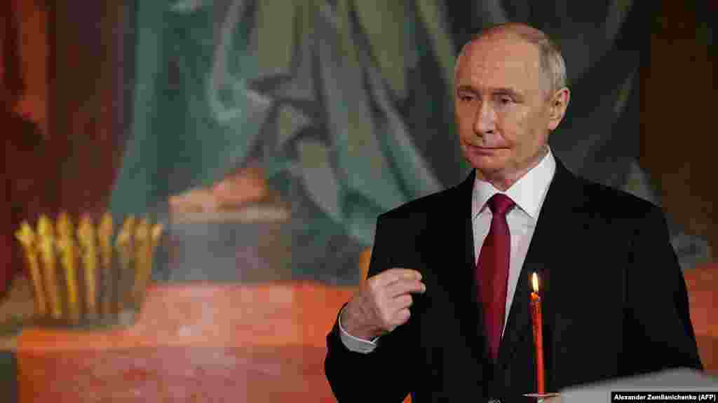 Ruski predsjednik Vladimir Putin krsti se dok prisustvuje vaskršnjem bogosluženju u Katedrali Hrista Spasitelja u Moskvi, 12. aprila. Rusija je zemlja s najvećim brojem pravoslavnih hrišćana.