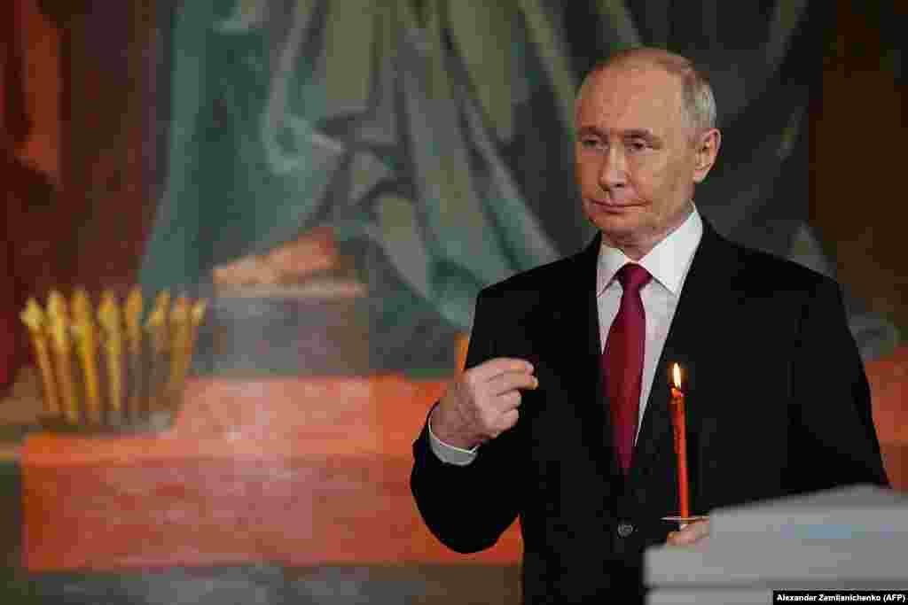 Presidenti rus, Vladimir Putin, bën kryqin teksa merr pjesë në shërbesën për Pashkët në Katedralen e Krishtit Shpëtimtar në Moskë më 12 prill. Rusia është vendi me numrin më të madh të të krishterëve ortodoksë.