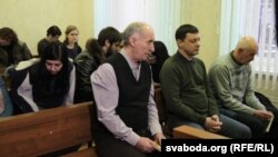 На першай лаве абвінавачаныя (зьлева направа): Малашэвіч, Грушэўскі, Губарэвіч