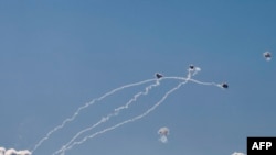 Rachete lansate din sudul Libanului, interceptate de sistemul de apărare aeriană Iron Dome al Israelului deasupra regiunii Galileea Superioară din nordul Israelului, pe 18 septembrie 2024. 