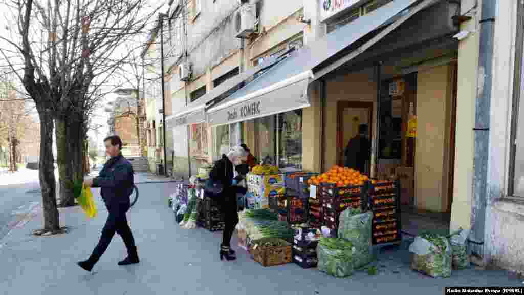 Луѓе купуваат намирници во Дебар. Градот е во карантин поради пандемија на коронавирус. 