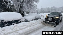 Ninsorile abundente au acoperit cu zăpadă străzile din București.