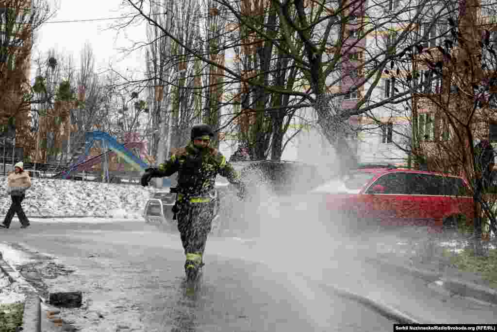 Рятувальник на місці російської атаки у Шевченківському районі Києва