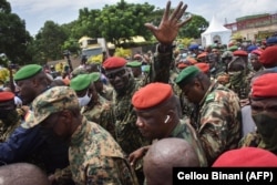 Лидер нового военного правительства Республики Гвинея Мамади Думбуя (в центре машет рукой). 6 сентября 2021 года