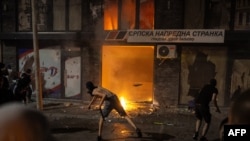 Protestuesit duke ia vënë flakën zyrës së partisë së Vuçiqit në Valljevë më 16 gusht.