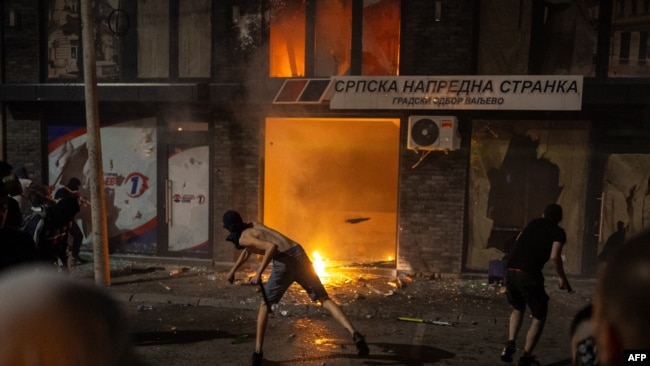 Protestuesit duke ia vënë flakën zyrës së partisë së Vuçiqit në Valljevë më 16 gusht.