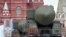 Москвадагы параддан Топол-М аскер техникасы өтүүдө, 2011-жылдын 9-майы.