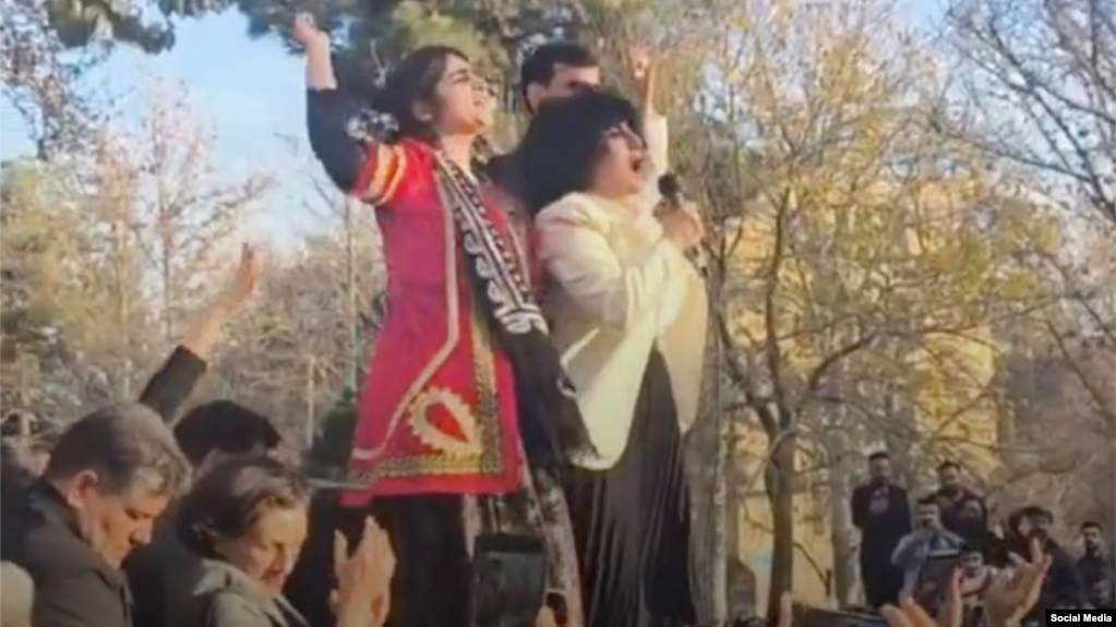 نرگس محمدی و سپیده قلیان (سمت چپ) در مراسم هفتم خسرو علیکردی در مشهد