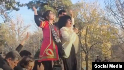 Наргес Мохаммаді (праворуч) на поминальній церемонії за Хосровом Алікорді перед затриманням 11 грудня 2025 року
