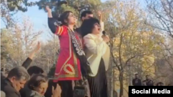 Narges Mohammadi (right) and Sepideh Gholian (in red) at a memorial ceremony for Khosrow Alikordi before the detainment on December 11, 2025.