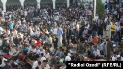 Eid al-Fitr prayers at the Muhammadiya Mosque in the Vahdat neighborhood of the Tajik capital, Dushanbe.