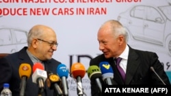 IRAN -- Thierry Bollore (R), deputy director of Competitiveness at Renault, and Iranian Minister of Industry Mohammad Reza Nematzadeh attend a press conference following a signing of a deal ceremony in Tehran on August 7, 2017