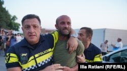 პოლიცია „აფრიკის“ დასახლებაში მოქალაქეების დაკავებას აგრძელებს.