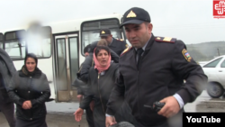 Xocasənlilər qaza görə yolu bağlayırlar