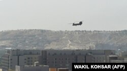 Американски хеликоптер над амбасадата на САД во Кабул. 