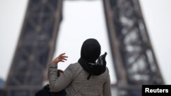 Žena pod hidžabom, Pariz (maj 2021.)
