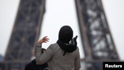 Жена облечена во хиџаб на плоштадот Трокадеро во близина на Ајфеловата кула во Париз