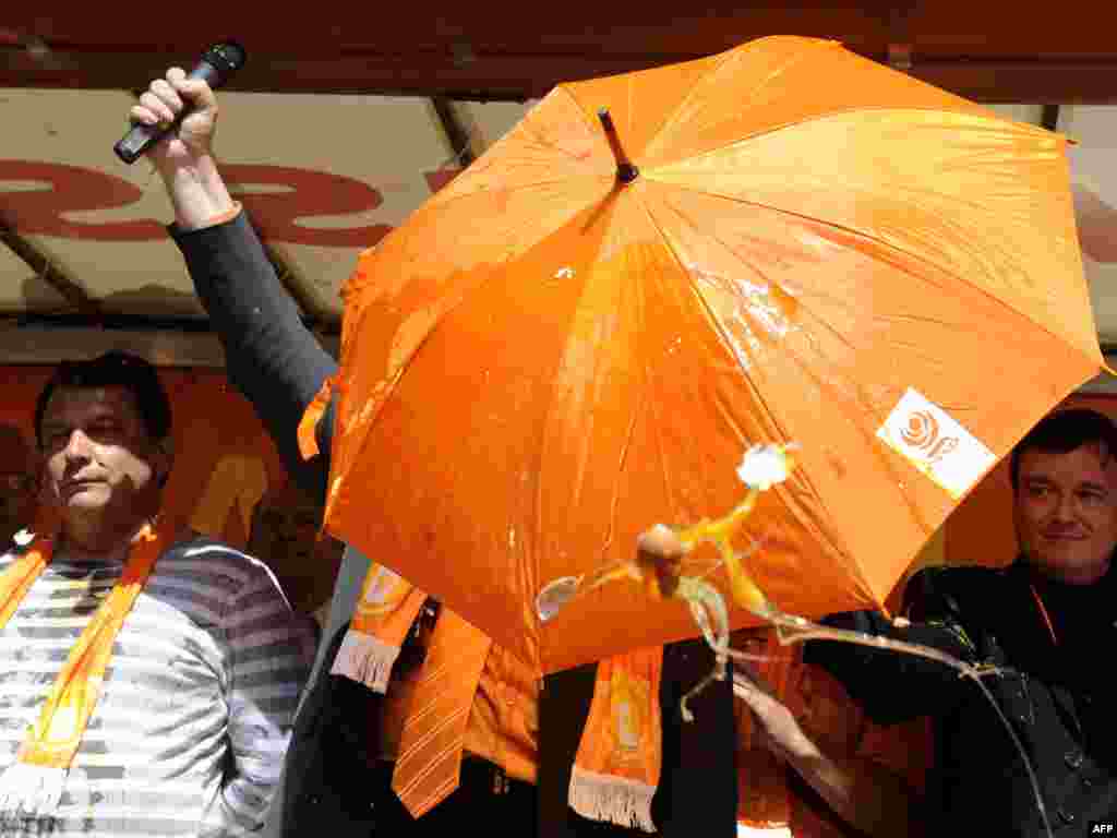 Češka - ...pa su postali i kišobrani - Socijal-demokrata David Rath je na lijepom sunčanom vremenu, u Pragu, otvorio kišobran kako bi se zaštitio od jaja. 