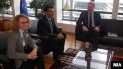 Претседателот на СДСМ Зоран Заев и потпретседателката на СДСМ Радмила Шеќеринска се сретнаа со Еврокомесарот Штефан Филе во Брисел на 7 јануари 2014.