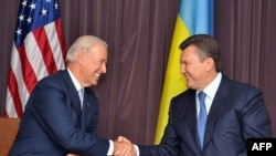 Архівне фото: Джо Байден (л) і тодішній лідер опозиції Віктор Янукович (п) під час зустрічі в Києві, 21 липня 2009 року