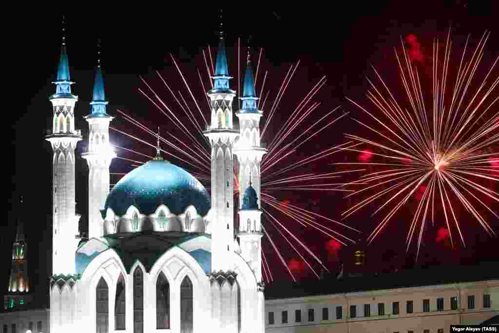 Fireworks go off over the Kul-Sharif Mosque to mark Kazan City Day and Tatarstan Republic Day.&nbsp;