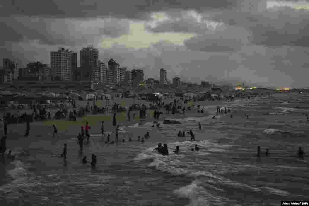 Palestinezë të zhvendosur duke u freskuar në Detin Mesdhe.