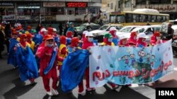 اعتراض نمادین گروهی از دانش‌آموزان به آلودگی زمین 