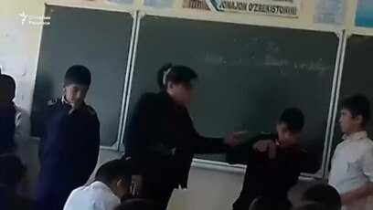 Порно ученик подглядывает за училкой