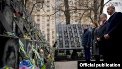 Лідери України біля меморіалу загиблим на Євромайдані, Київ, 21 листопада 2018 року
