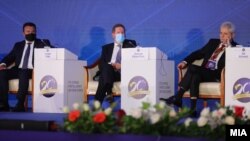 Премиеорт Зоран Заев, поранешниот генерален секретар на НАТО Џорџ Робертсон и лидерот на ДУИ, Али Ахмети на одбележување на 20 годишнината од Рамковниот договор. Скопје 13 август, 2021.
