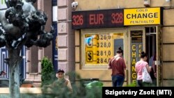 Valutaváltó a budapesti Blaha Lujza térnél 2018. június 28-án
