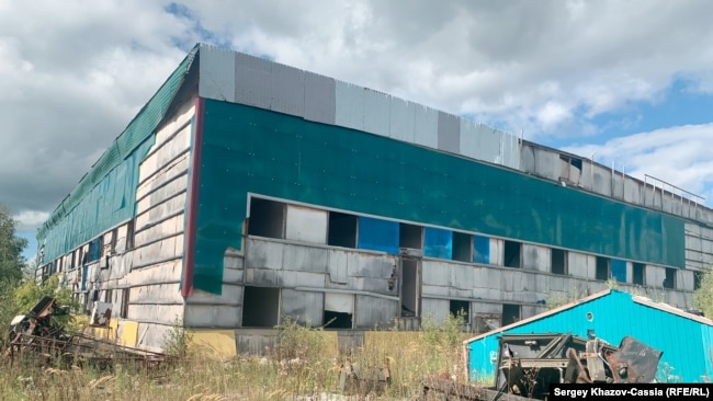 Остатки общежития на территории 202-го куста на Приобском месторождении