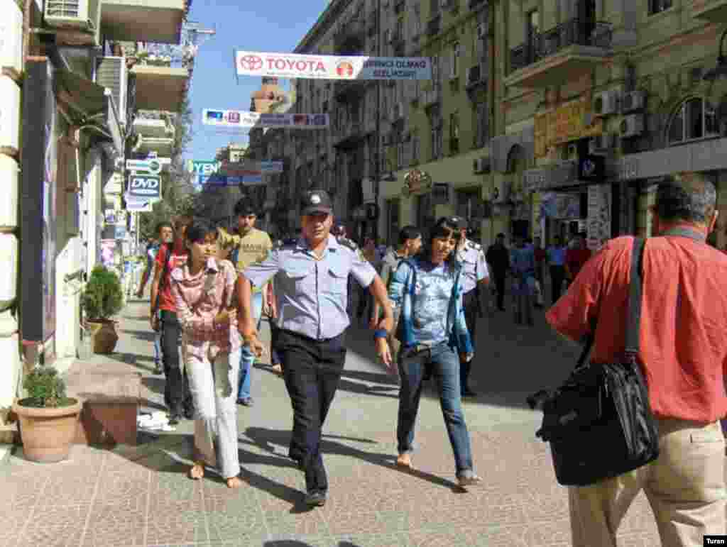 Sentyabrın 26-da «Dalğa» Gənclər Hərəkatı təhsildə köklü islahatlar tələbi ilə aksiya keçirməyə cəhd edib. Saat 15:00-da Sahil bağında toplaşan gənclər ayaqyalın gəzmək istəyiblər. Onlardan qabaq bağa gələn polis gəncləri saxlayıb