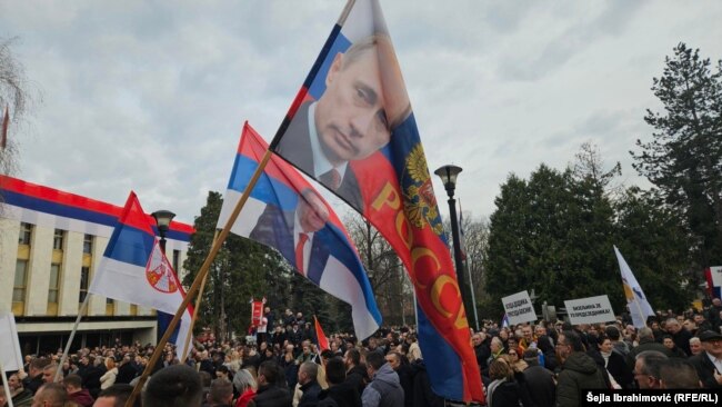 Fotografia e presidentit rus, Vladimir Putin, shihet në tubimin në Banja Llukë.