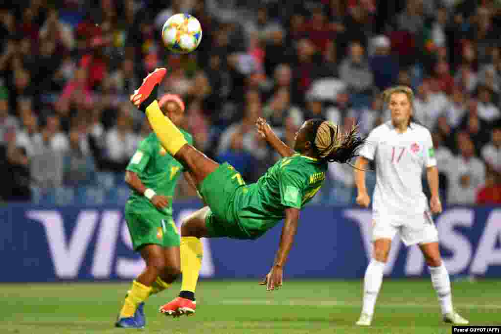 ضربه پا توسط کلودین مِفومتو، مدافع کامرونی، در بازی علیه تیم کانادا