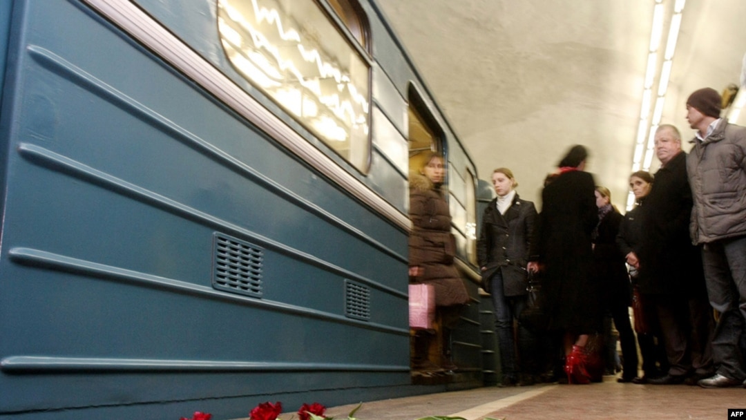 Цветы на месте взрыва в московском метро на станции "Лубянка"