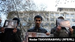 Около 20 представителей «Движения сопротивления» молча стояли перед зданием министерства