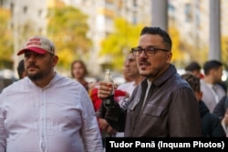 17 octombrie 2025. Alexandru Virgil Zidaru (aka Makaveli - dreapta, geacă maro) la un protest, după o explozie la un bloc de locuințe din Rahova unde au murit trei persoane.