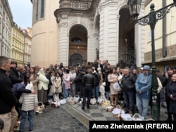 Українці чекають на освячення кошиків біля собору святого Климента у Празі