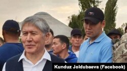 Алмазбек Атамбаевдин жан сакчысы Канат Сагымбаев кызмат учурунда.