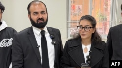 ایمان زینب مزاري او مېړه یې هادي علي چټه د ډسمبر په ۶مه د اسلام آباد د محکمې په قضايي غونډه کې