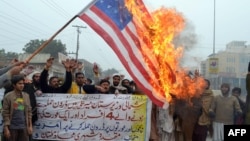 Антиамериканський протест у Пакистані після того, як подібний удар із безпілотника знищив іще одного провідного командира бойовиків і лідера племені вазір у Південному Вазиристані, фото 3 січня 2013 року