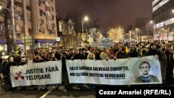 Бухарестте сот системасындагы мыйзам бузууларга каршы митингге түмөндөгөн адам чыкты. 14-декабрь, 2025-жыл. 