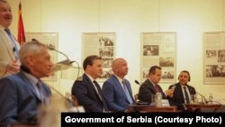 ალექსანდარ ვულინი (მარჯვნივ) და ნენად პოპოვიჩი (მარცხნიდან მეორე) რუსული კულტურის ცენტრში, ბელგრადი. 2021 წლის ივნისი 