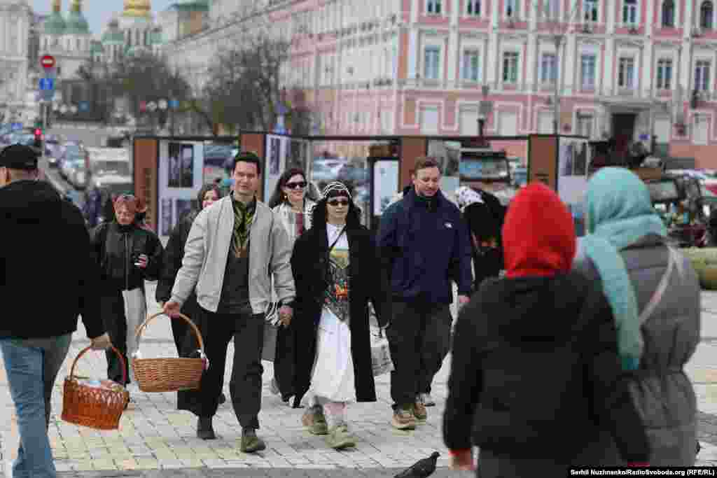 Ходити вулицею з кошиком на Великдень в Україні це – нормально, нікого цим не здивувати, бо так роблять майже усі.Великдень. Київ, 12 квітня 2026 року