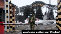 უკრაინელი მესაზღვრე უკრაინა-რუსეთის საზღვრის ხარკოვის რეგიონში, ჰოპკივკის გამშვებ პუნქტზე. 16 თებერვალი, 2022 წელი.