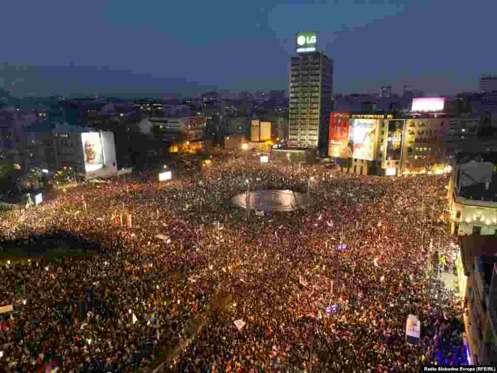 Studentski protest pod sloganom "15. za 15" okupio je u Beogradu 15. marta ljude iz raznih krajeva Srbije. Tokom celog dana ulice prestonice bile su pune ljudi. Gradski saobraćaj nije radio. Okupljanje je proteklo uz sporadične incidente od kojih su se studenti ogradili.Protesti su počeli nakon urušavanja nadstrešnice železničke stanice u Novom Sadu 1. novembra 2024. godine. Poginulo je 16 osoba, dok je jedna teško povređena. Protesti su nastavili da se održavaju tokom cele 2025. godine.Na fotografiji: Protest na Slaviji u Beogradu 15. marta fotografisan iz vazduha.