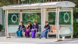 Zenanlar awtobus duralgasynda transporta garaşýar. Türkmenistan (arhiw suraty). 
