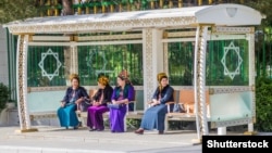 Zenanlar awtobus duralgasynda transporta garaşýar. Türkmenistan (arhiw suraty). 